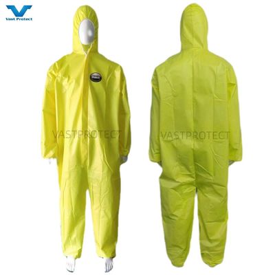 Camisa amarela à prova de produtos químicos ISO coberta com capuz de uso descartável Customization industrial OEM